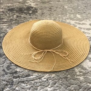 Straw hat with gold threading